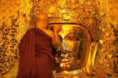 Mandalay-Mayıs 3:Burmese kadın dua sırasında yüz yıkama için üstünde Mikail Buda ayini Mikail Tapınağı-Mandalay Myanmar.In bu tapınak kadınlar Mikail Buda yakın almak için izin verilmez, 3,2013 olabilir.