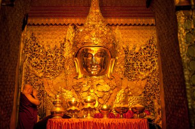 Mandalay-Mayıs 3:Burmese kadın dua sırasında yüz yıkama için üstünde Mikail Buda ayini Mikail Tapınağı-Mandalay Myanmar.In bu tapınak kadınlar Mikail Buda yakın almak için izin verilmez, 3,2013 olabilir.
