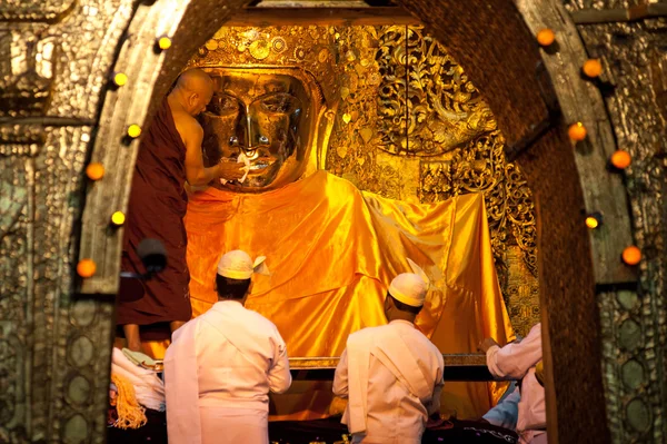 MANDALAY-3 DE MAYO: La mujer birmana reza mientras El ritual de lavarse la cara al Buda Mahamuni el 3 de MAYO de 2013 en el templo Mahamuni-Mandalay Myanmar. En este templo las mujeres no pueden acercarse al buda Mahamuni. . — Foto de Stock