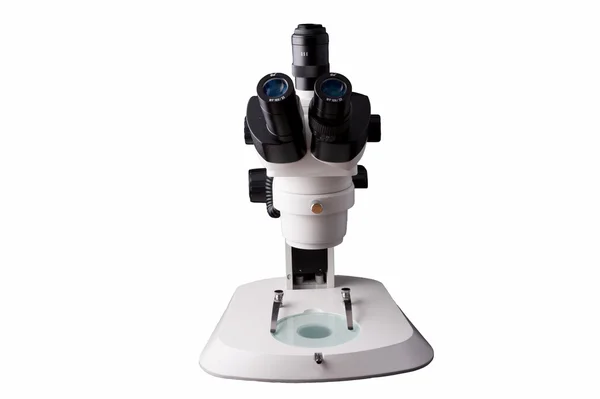 Microscope isolé sur fond blanc, Il s'agit d'une véritable pièce d'équipement qui serait utilisé dans un vrai laboratoire . — Photo