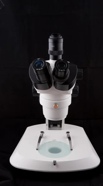 Microscoop geïsoleerd op een witte achtergrond, dit is een echt stuk van apparatuur die worden gebruikt in een echte lab. — Stockfoto