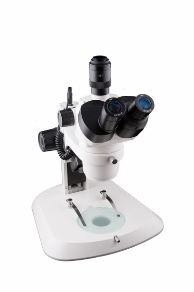 Microscope isolé sur fond blanc, Il s'agit d'une véritable pièce d'équipement qui serait utilisé dans un vrai laboratoire . — Photo