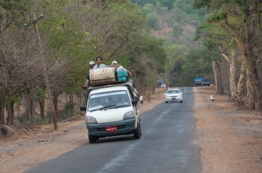 Mandalay, Myanmar - 3 Mayıs: Tozlu ağaç yolun şehir Mandalay, Myanmar üzerinde 3 Mayıs, 2013 yılında bir sokak görünümü.
