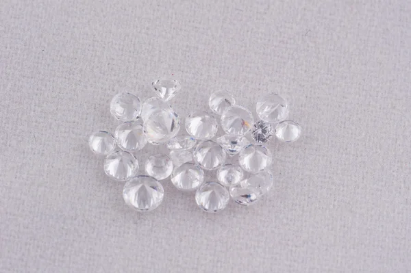 Jóias de luxo pedras preciosas sobre fundo branco — Fotografia de Stock