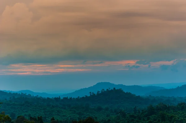 与山景观覆盖森林，泰国 — 图库照片