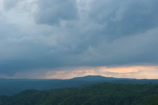 Landschap met bergen bedekt bossen, Thailand — Stockfoto