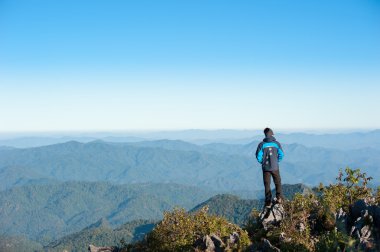 Uzun yürüyüşe çıkan kimse sırt çantası ayakta Doi Cheng-Dao Tayland bir dağın tepesinde ile