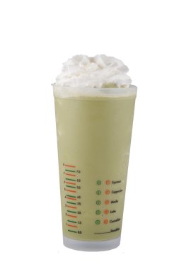 Beyaz arka plan üzerinde izole yeşil çay frappe