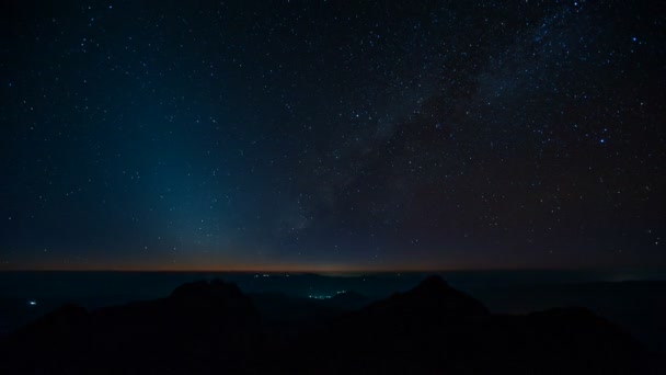 スター時間の経過、夜天の川銀河、タイでチェンマイ Dao 山 — ストック動画