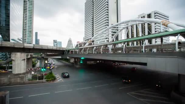 Time Laps Bangkok, Tailândia: O tráfego no crepúsculo na estrada Sathon — Vídeo de Stock