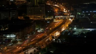 Gece timelapse Chao Phraya nehrin Bangkok, Tayland