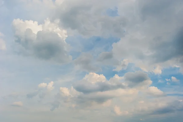 Dramatische wolk over de hemel met copyspace — Stockfoto