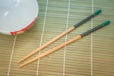 Yemek çubukları ve bambu hasır kase 