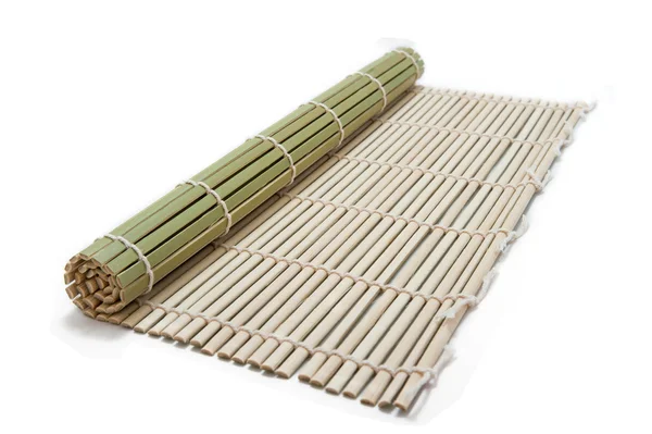Estera de bambú verde lugar aislado sobre fondo blanco — Foto de Stock