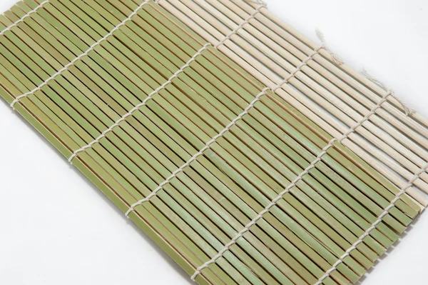 Tappetino di bambù verde isolato su sfondo bianco — Foto Stock