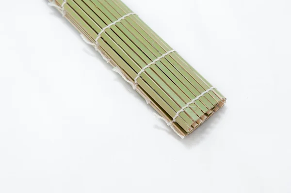 Grüne Bambusmatte isoliert auf weißem Hintergrund — Stockfoto