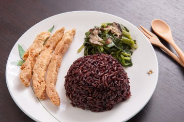 Vejetaryen Gıda Tay tarzı ile tavada kızartılmış sebzeler spinac ve shiitake, Riceberry pirinç