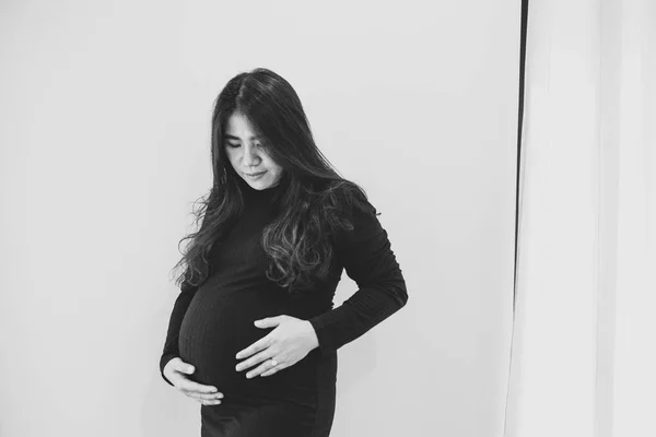 Gravid Kvinna Gravid Lycklig Kvinna Röra Hennes Mage Gravid Medelålders — Stockfoto