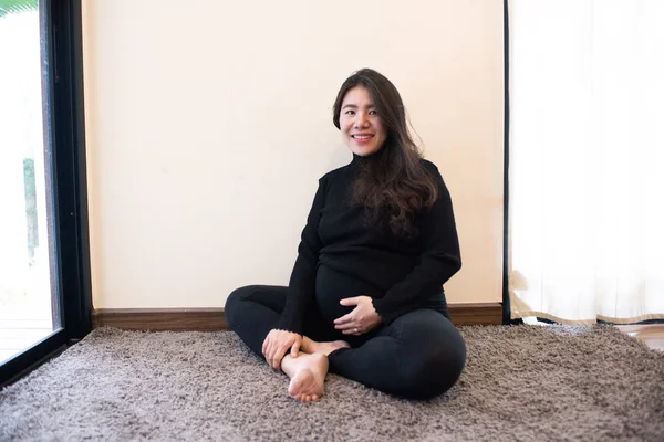 Retrato Mujer Embarazada Mujer Embarazada Asiática Feliz Tocando Vientre Con —  Fotos de Stock