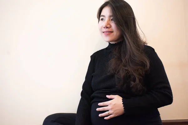 Portrett Gravid Kvinne Lykkelig Asiatisk Gravid Kvinne Som Tar Magen – stockfoto