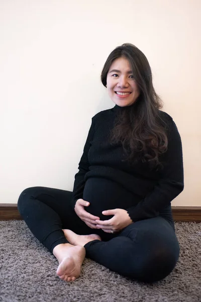 Retrato Mulher Grávida Mulher Grávida Asiática Feliz Tocando Sua Barriga — Fotografia de Stock