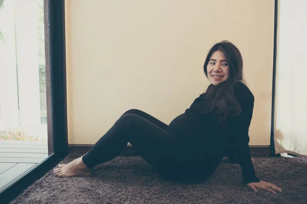 Portret Van Een Zwangere Vrouw Gelukkig Aziatische Zwangere Vrouw Aanraken — Stockfoto