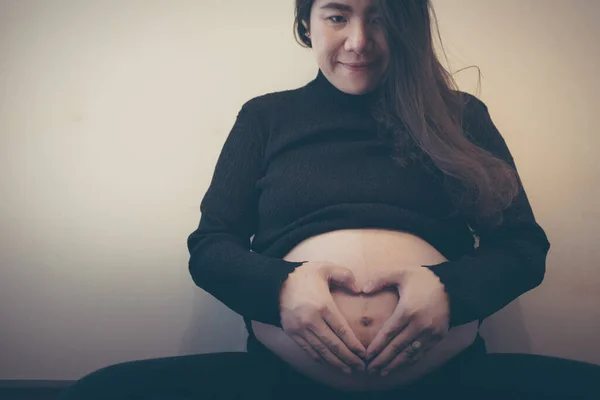 Porträtt Gravid Kvinna Glad Asiatisk Gravid Kvinna Röra Hennes Mage — Stockfoto