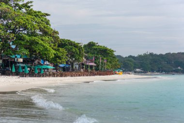 Denizin güzel manzarası ve Koh Samet Adası Tayland 'ın Rayong ilindeki Khao Laem Ya-Mu Samet Ulusal Parkı.