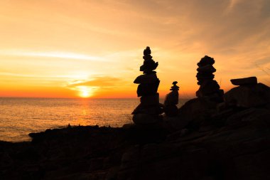 Zen konsepti. Gün batımında taşların üzerindeki nesne. Zen taşları.