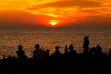 Zen konsepti. Gün batımında taşların üzerindeki nesne. Zen taşları.