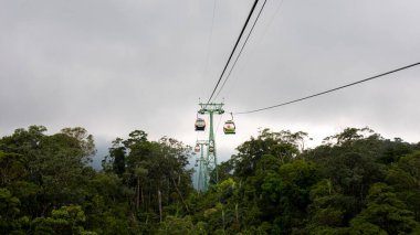 Danang, Vietnam - 10 Aralık 2019: Banahill Tatil Köyü 'ndeki teleferiğin manzarası dünyanın en uzun teleferiği..