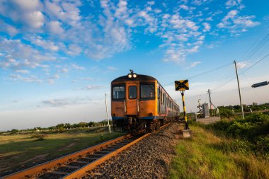 Tren kırsal kesimde tren, tren motoru Tayland seyahatine çıkıyor.