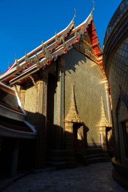 Kral Rama V için Wat Ratchabophit Sathitmahasimaram Rajaworavihara 'da aydınlık ve gölge. Tapınak salonu ve dairesel bir avlu ile birlikte, Bangkok, Tayland. Rajabopit Tapınağı açık mavi bir günde.