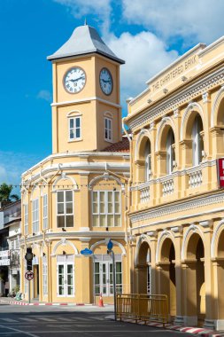 Bu, Phuket 'in simgelerinden biri olan Chino-Portekiz tarzı eski bir binadır. Burası Phuket' in en ünlü yerlerinden biridir..