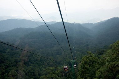 Danang, Vietnam - 10 Aralık 2019: Banahill Tatil Köyü 'ndeki teleferiğin manzarası dünyanın en uzun teleferiği..