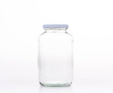 Beyaz arka planda kapağı olan cam kavanoz