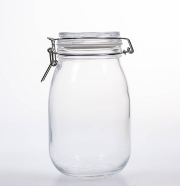 Beyaz arka planda kapağı olan cam kavanoz