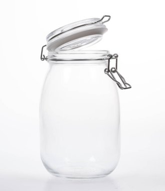 Beyaz arka planda kapağı olan cam kavanoz