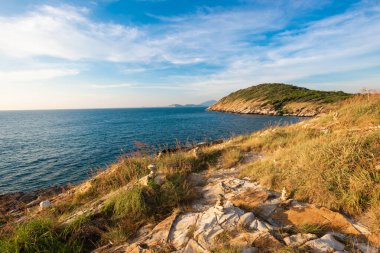 Pirinç teraslarının ve dağların üzerindeki evin manzarası. Tayland 'ın kuzeyinde, Pa-pong-peang pirinç terasında doğada güzel bir şekil..