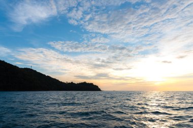 Pirinç teraslarının ve dağların üzerindeki evin manzarası. Tayland 'ın kuzeyinde, Pa-pong-peang pirinç terasında doğada güzel bir şekil..