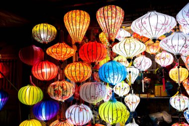 Hoi An, Orta Vietnam 'daki Eski Şehir ve Dünya Mirası Alanında geleneksel lambalar.