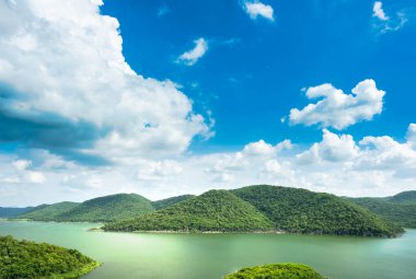 Beton baraj Tayland 'da çok amaçlı bir hidroelektrik barajıdır.