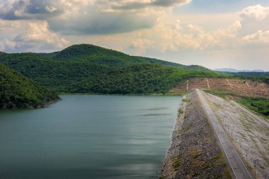 Beton baraj Tayland 'da çok amaçlı bir hidroelektrik barajıdır.