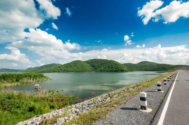 Beton baraj Tayland 'da çok amaçlı bir hidroelektrik barajıdır.