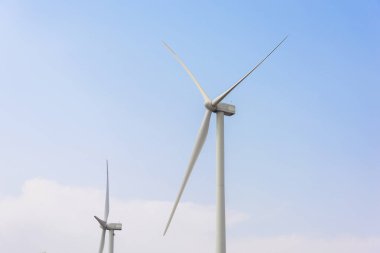 Elektrik üretimi için rüzgar türbinleri. Yeşil ekolojik enerji üretimi.