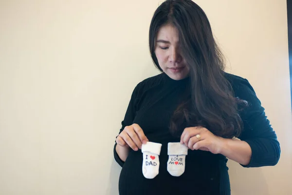 Pequeño Calcetín Para Bebé Por Nacer Mujer Embarazada Sosteniendo Pequeño —  Fotos de Stock
