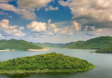 Beton baraj Tayland 'da çok amaçlı bir hidroelektrik barajıdır.