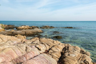 Kaya plajı: güzel tropikal ada rock plajı - Khao Laem Ya-Mu Ko Samet Ulusal Parkı Tayland.