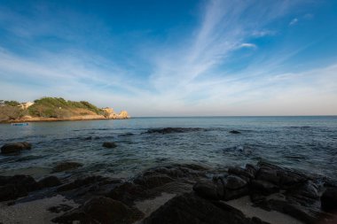 Kaya plajı: güzel tropikal ada rock plajı - Khao Laem Ya-Mu Ko Samet Ulusal Parkı Tayland.