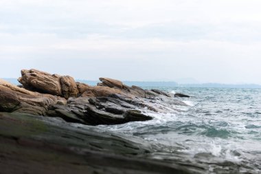 Kaya plajı: güzel tropikal ada rock plajı - Khao Laem Ya-Mu Ko Samet Ulusal Parkı Tayland.
